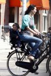 Amsterdam 24 april 2009
Irene v d Laar met zoon Vince op de fiets.
Peter Smulders bv