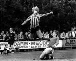 Eersel 11 Augustus 1981
Fatale val voor Adrie Kosten tijdens een vriendschappelijke wedstrijd tegen een Eerselse combinatie van FC Steensel, EFC en Dosko, FC Steensel-speler Toon v d Aa