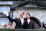 Den Bosch 29 juni 2001
 Albert Verlinden en Onno Hoes trouwen.

Isa Hoes en Antonie Kamerling en hun zoontje Merlijn.