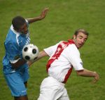 Amsterdam, 30 Januari 2008 Kompetitiewedstrijd AJAX-PSV, eindstand 0-2
Seizoen 2007/2008
Alcides in duel met Kennedy