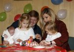 Den Haag 26 juni 2007
Fotomoment met Prins Willem Alexander Maxima Prinses Amalia Alexia en Ariane bij de koninklijke stallen. Prinses Alexia viert haar 2e verjaardag.