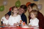 Den Haag 26 juni 2007
Fotomoment met Prins Willem Alexander Maxima Prinses Amalia Alexia en Ariane bij de koninklijke stallen. Prinses Alexia viert haar 2e verjaardag.