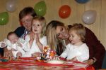 Den Haag 26 juni 2007
Fotomoment met Prins Willem Alexander Maxima Prinses Amalia Alexia en Ariane bij de koninklijke stallen. Prinses Alexia viert haar 2e verjaardag.