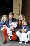 Den Haag 26 juni 2007
Fotomoment met Prins Willem Alexander Maxima Prinses Amalia Alexia en Ariane bij de koninklijke stallen. Prinses Alexia viert haar 2e verjaardag.