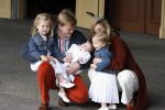 Den Haag 26 juni 2007
Fotomoment met Prins Willem Alexander Maxima Prinses Amalia Alexia en Ariane bij de koninklijke stallen. Prinses Alexia viert haar 2e verjaardag.