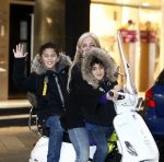 Amsterdam 2 december 2008
Angela v Hulten met Quincy en Justin  Kluivert op vespa scooter.
Peter Smulders bv