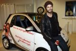 Amsterdam 15 januari 2008
Arie Boomsma met petje krijgt Smart wagen voor zijn goede doel.