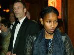 Amsterdam 16 maart 2004
Premiere in Tushinski Amsterdam.
Ayaan Hirsi Ali met haar persoonlijke beveiliger op de achtergrond