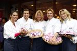 Amsterdam 4 oktober 2008
Estelle Gullit Winston Gerschtanowitz Bastiaan Ragas Quinty Trustfull en Anouk Smulders verkopen leverworst in roze verpakking bij de Hergo voor Pink Ribbon.
Peter Smulder s bv