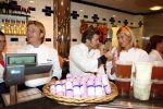Amsterdam 4 oktober 2008
Estelle Gullit Winston Gerschtanowitz Bastiaan Ragas Quinty Trustfull en Anouk Smulders verkopen leverworst in roze verpakking bij de Hergo voor Pink Ribbon.
Peter Smulder s bv