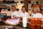 Amsterdam 4 oktober 2008
Estelle Gullit Winston Gerschtanowitz Bastiaan Ragas Quinty Trustfull en Anouk Smulders verkopen leverworst in roze verpakking bij de Hergo voor Pink Ribbon.
Peter Smulder s bv