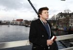 Amsterdam 10 december 2008
Beau v Erven Dorens springt in de Amstel van de mager brug ivm het uitkomen van zijn nieuwe boek. De Politie haalt hem uit het water.
Peter Smulders bv