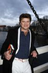 Amsterdam 10 december 2008
Beau v Erven Dorens springt in de Amstel van de mager brug ivm het uitkomen van zijn nieuwe boek. De Politie haalt hem uit het water.
Peter Smulders bv