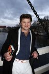 Amsterdam 10 december 2008
Beau v Erven Dorens springt in de Amstel van de mager brug ivm het uitkomen van zijn nieuwe boek. De Politie haalt hem uit het water.
Peter Smulders bv