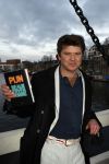 Amsterdam 10 december 2008
Beau v Erven Dorens springt in de Amstel van de mager brug ivm het uitkomen van zijn nieuwe boek. De Politie haalt hem uit het water.
Peter Smulders bv