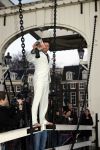 Amsterdam 10 december 2008
Beau v Erven Dorens springt in de Amstel van de mager brug ivm het uitkomen van zijn nieuwe boek. De Politie haalt hem uit het water.
Peter Smulders bv