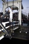 Amsterdam 10 december 2008
Beau v Erven Dorens springt in de Amstel van de mager brug ivm het uitkomen van zijn nieuwe boek. De Politie haalt hem uit het water.
Peter Smulders bv