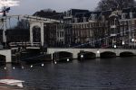 Amsterdam 10 december 2008
Beau v Erven Dorens springt in de Amstel van de mager brug ivm het uitkomen van zijn nieuwe boek. De Politie haalt hem uit het water.
Peter Smulders bv