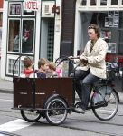 Amsterdam 11 augustus 2008
Beau v Erve Dorens en zijn vrouw selly brengen met de bakfiets de kinderen naar school voor hun eerste schooldag na de vakantiue.