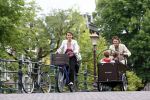 Amsterdam 11 augustus 2008
Beau v Erve Dorens en zijn vrouw selly brengen met de bakfiets de kinderen naar school voor hun eerste schooldag na de vakantiue.