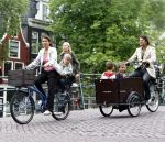 Amsterdam 11 augustus 2008
Beau v Erve Dorens en zijn vrouw selly brengen met de bakfiets de kinderen naar school voor hun eerste schooldag na de vakantiue.