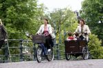 Amsterdam 11 augustus 2008
Beau v Erve Dorens en zijn vrouw selly brengen met de bakfiets de kinderen naar school voor hun eerste schooldag na de vakantiue.