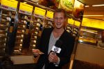 Amsterdam 7 oktober 2007
Presentator BNN spuiten en slikken eet kroket bij febo . premiere Alles is liefde in Tuschinski