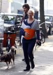 Amsterdam 11 oktober 2008
Bridget Maasland met haar zoon Mees aan het wandelen.
Peter Smulders bv