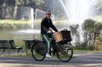 Amsterdam 11 oktober 2008
Chris Zegers op zijn bakfiets in het vondelpark.