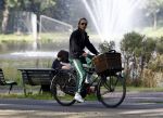 Amsterdam 11 oktober 2008
Chris Zegers op zijn bakfiets in het vondelpark.
