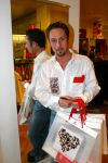 Amsterdam 29 november 2003
Bekende Nederlanders verkopen plastic tassen t.b.v. het aidsfonds.
Christophe Haddad
Peter Smulders bv