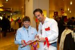 Amsterdam 29 november 2003
Bekende Nederlanders verkopen plastic tassen t.b.v. het aidsfonds.
Christophe Haddad
Peter Smulders bv