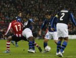 Eindhoven, 12 December 2007
Champions League wedstrijd PSV-Internationale Milan, eindstand 0-1 Seizoen 2007/2008
Christian Chivu houdt jefferson Farfan van de bal