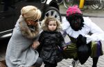 Amsterdam 29 november 2008
Connie en Hans Breukhoven met hun kleindochter bij zwarte piet in de cornelis schuytstraat.
Peter Smulders bv
