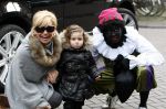 Amsterdam 29 november 2008
Connie en Hans Breukhoven met hun kleindochter bij zwarte piet in de cornelis schuytstraat.
Peter Smulders bv