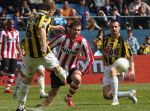 Arnhem, 20 April 2008 Kompetitiewedstrijd Vitesse-PSV, eindstand 0-1 Seizoen 2007/2008
PSV Landskampioen en wordt er dus feest gevierd
Danko Lazovic is onderuit gehaald door Sebastien Sansoni