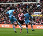 Eindhoven, 13 April 2008 Kampioenswedstrijd PSV-FC Twente, eindstand 1-1 Seizoen 2007/2008. PSV daardoor nog niet kampioen.
Danny Koevermans in een luchtduel met Douglas