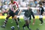 Eindhoven, 23 September 2007 Seizoen 2007/2008 Kompetitewedstrijd PSV-Feyenoord, eindstand 4-0
Danny Koevermans in duel met Kevin Hofland