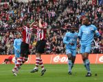 Eindhoven, 13 April 2008 Kampioenswedstrijd PSV-FC Twente, eindstand 1-1 Seizoen 2007/2008. PSV daardoor nog niet kampioen.
Ontzetting bij Dirk Marcellis en Alcides na het missen van een kans. Orlando Engelaar kijkt toe