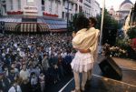 9 Mei 1987 Schiphol Oost Antwerpen Luchthaven, optreden in Antwerpen (Stage ) en optreden s'avonds in Haren ( Groningen ) een dag met de Dolly Dots On Tour met Angela Groothuizen Ria Brieffies Patty Zomer Esther Oosterbeek en Angela Kramers