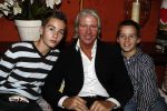 Eemnes 20 oktober 2008
Premiere i love Dries met in de hoofdrollen Dries Roelvink en Rene en Rikkie de Wit. De premiere was bij motel de witte bergen. Dries met zijn zoons
Peter Smulders bv