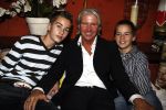 Eemnes 20 oktober 2008
Premiere i love Dries met in de hoofdrollen Dries Roelvink en Rene en Rikkie de Wit. De premiere was bij motel de witte bergen. Dries met zijn zoons
Peter Smulders bv