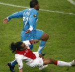 Amsterdam, 30 Januari 2008 Kompetitiewedstrijd AJAX-PSV, eindstand 0-2
Seizoen 2007/2008
Edgar Davids in duel met Jefferson Farfan