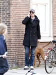 Amsterdam 1o april 2008
Edwin de Roy v Zuydewijn met gsm en hond op straat in Amsterdam.