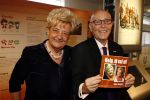 Amsterdam 10 december 2008
Presentatie boek Erica TErpstra in het olympisch stadion. Erica reikt het eerste boek uit aan Edgar Vos en zijn partner Geert. Erica is ruim 40 kg afgevallen.
Peter Smulders bv