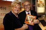 Amsterdam 10 december 2008
Presentatie boek Erica TErpstra in het olympisch stadion. Erica reikt het eerste boek uit aan Edgar Vos en zijn partner Geert. Erica is ruim 40 kg afgevallen.
Peter Smulders bv