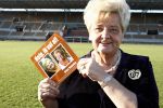 Amsterdam 10 december 2008
Presentatie boek Erica TErpstra in het olympisch stadion. Erica reikt het eerste boek uit aan Edgar Vos en zijn partner Geert. Erica is ruim 40 kg afgevallen.
Peter Smulders bv