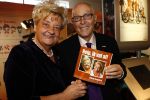 Amsterdam 10 december 2008
Presentatie boek Erica TErpstra in het olympisch stadion. Erica reikt het eerste boek uit aan Edgar Vos en zijn partner Geert. Erica is ruim 40 kg afgevallen.
Peter Smulders bv