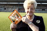 Amsterdam 10 december 2008
Presentatie boek Erica TErpstra in het olympisch stadion. Erica reikt het eerste boek uit aan Edgar Vos en zijn partner Geert. Erica is ruim 40 kg afgevallen.
Peter Smulders bv