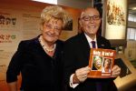 Amsterdam 10 december 2008
Presentatie boek Erica TErpstra in het olympisch stadion. Erica reikt het eerste boek uit aan Edgar Vos en zijn partner Geert. Erica is ruim 40 kg afgevallen.
Peter Smulders bv